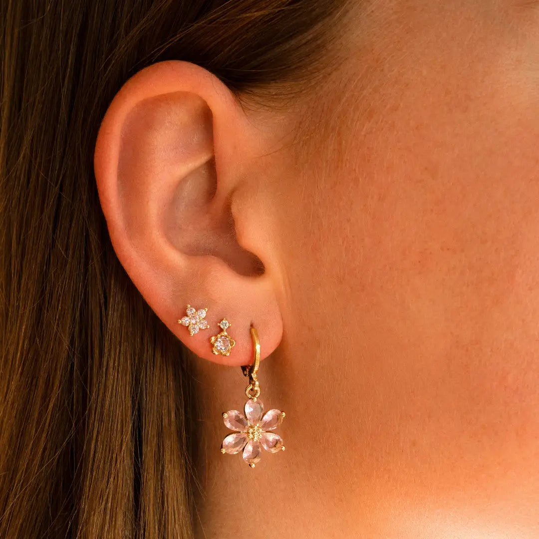 Rosy stud earrings with shiny pink flowers
